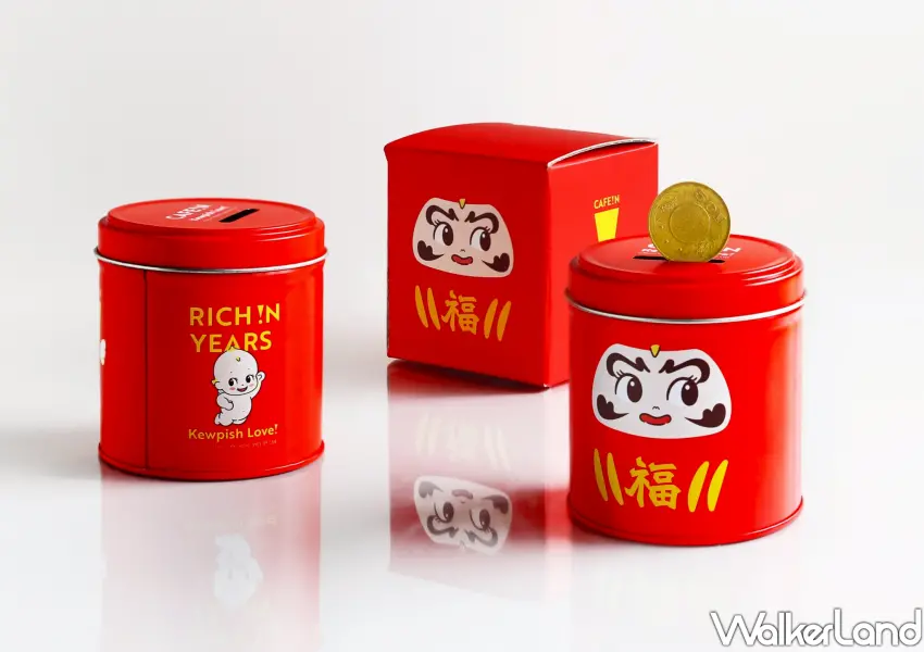 ▲CAFE!N限量「KEWPIE丘比」存錢筒。「RICH !N YEARS」存錢小巧思，辦公室必備療癒開運小物。