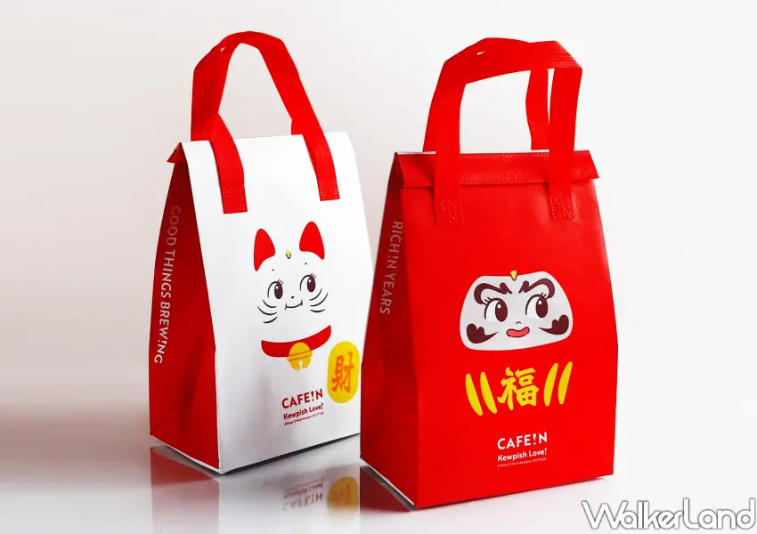 ▲CAFE!N聯名百年「KEWPIE丘比」保冷袋。招財貓與達摩造型「福氣袋」，滿額贈加價購帶回家。