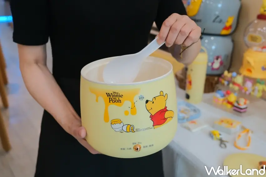 ▲餐廚系列以黃色系結合小熊維尼元素，7-ELEVEN讓粉絲在料理過程中也能享受可愛氛圍。（攝影：張人尹）