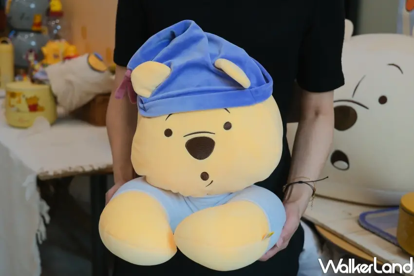 ▲7-ELEVEN推出小熊維尼懶骨頭與多功能抱抱布偶毯，讓粉絲在家放鬆休息也能感受療癒陪伴。（攝影：張人尹）