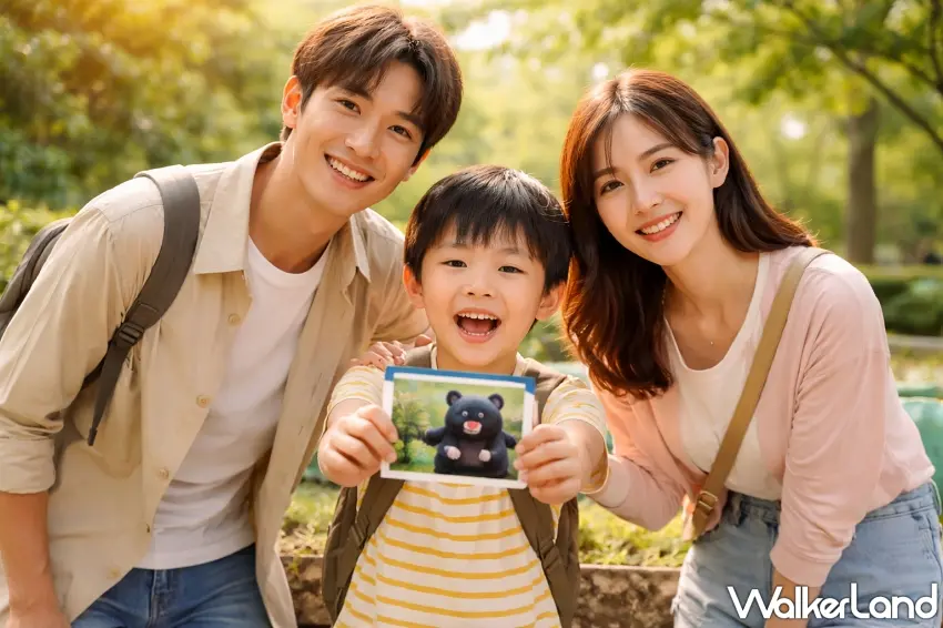 ▲ 開心的一家人在陽光灑落的園區合影，孩子手捧大貓熊與台灣黑熊合體卡面，記錄溫馨的親子生命教育時光。 圖／台北市立動物園提供；窩客島整理 / 圖：AI生成、窩客島整理