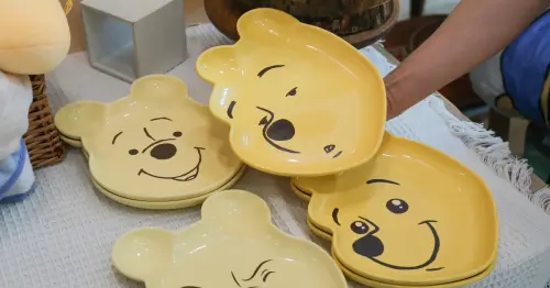 小熊維尼表情包！7-11小熊維尼100周年集點小物43款，百變表情陶瓷盤 維尼廚具必買。