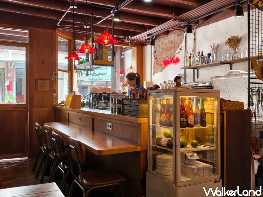 ▲「咖啡烟」整體燈光偏暗,營造出宛如酒吧般的微醺氛圍。(攝影:楊婷雅)