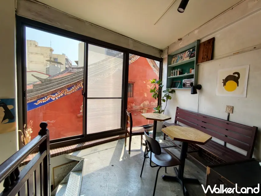 ▲「咖啡烟」二樓也有規劃些許座位,且從窗外可以看到廟宇搭配巷弄的景色。(攝影:楊婷雅)