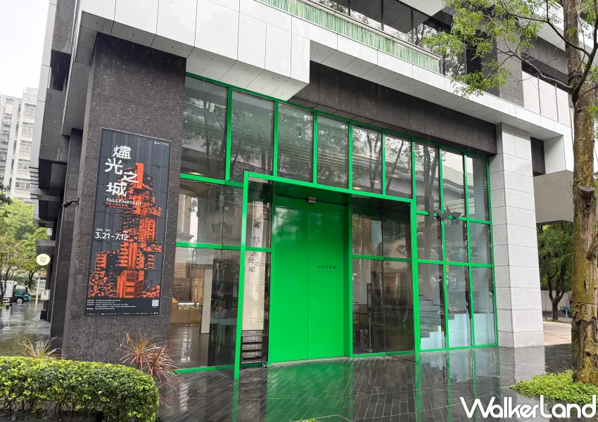 ▲東區忠泰美術館全新展覽！《燼光之城》展出至7月12日，帶你深入全球化下的「隱藏版」城市風景。(攝影：鄭亦庭)