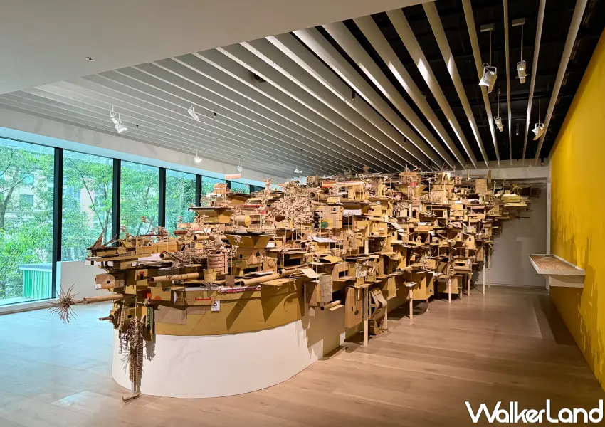 ▲東區忠泰美術館展覽《燼光之城》邀請來自菲律賓、斯里蘭卡、敘利亞、韓國及臺灣等11組藝術家。(攝影：鄭亦庭)