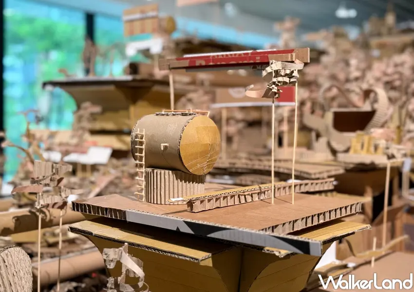 ▲忠泰美術館展覽必拍推薦！全新現地創作以紙箱推疊出移動與離散的記憶，並加入水塔、馬年等藝術家對台灣的印象。(攝影：鄭亦庭)