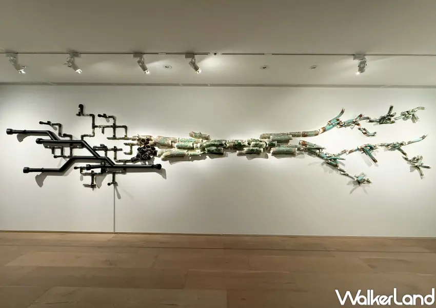 ▲臺灣藝術家蔡坤霖現地創作《誰為始何為終》，以「水文系統」為隱喻，重現瑠公圳都市化為人工管路。(攝影：鄭亦庭)