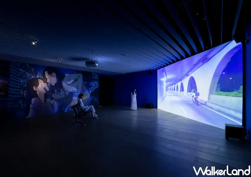 ▲忠泰美術館展覽亮點！韓國藝術家金雅瑛影像《外送舞者星球》，以演算法支配下的外送為切入點，反映社會追求速度、最佳化。(忠泰美術館提供)