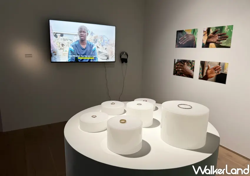 ▲忠泰美術館展覽亮點！《貨幣》計畫記錄現代化城市的廢棄物，被「外包」給西非處理的隱形全球化系統。(攝影：鄭亦庭)