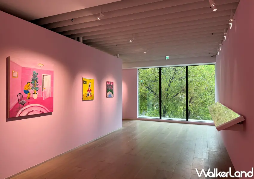 ▲忠泰美術館展覽亮點！臺灣藝術家黃海欣則以幽默筆觸捕捉城市集體焦慮。(攝影：鄭亦庭)