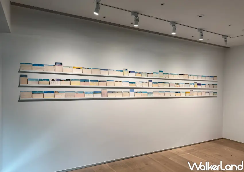 ▲東區忠泰美術館《燼光之城》！菲律賓藝術家馬克.薩瓦圖斯《水痕》將海島除明信片上的觀光景點與地標抹去，隱喻全球氣候變遷使海平面上升對海島國家的衝擊。(攝影：鄭亦庭)