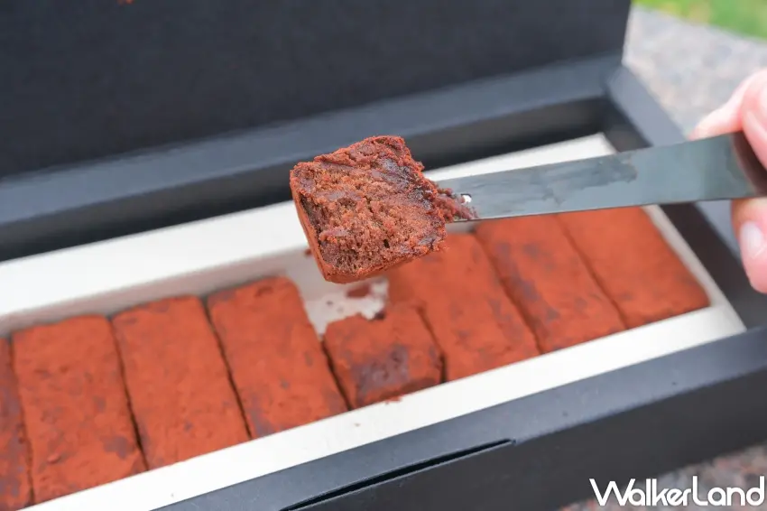 ▲承繼 CHENG JI生巧克力布朗尼降低麵粉比例,打造入口即化的濃郁可可風味。(攝影:張人尹)