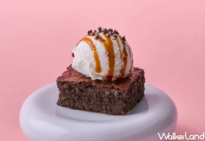 ▲喫茶趣推出913雲朵蛋糕與焦糖布朗尼，結合茶王風味打造甜點控必吃的下午茶組合。