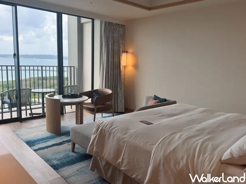 ▲宮古島希爾頓度假酒店主打度假氛圍，面海飯店結合沙灘與日落景色，讓宮古島旅遊從入住開始放鬆（攝影：張人尹）