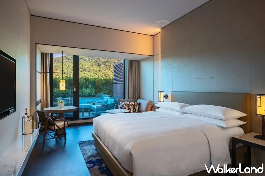 ▲台北士林萬麗酒店尊貴客房,大面落地窗將士林翠綠山景引入房內,營造舒適愜意的住宿環境。圖/台北士林萬麗酒店提供;窩客島整理