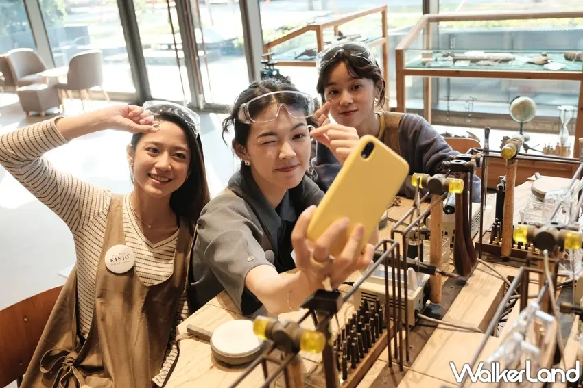 ▲旅人於KINJO草山金工體驗職人課程,透過雙手親自打造專屬銀飾,感受工藝創作的樂趣與成就感。圖/KINJO草山金工提供;窩客島整理