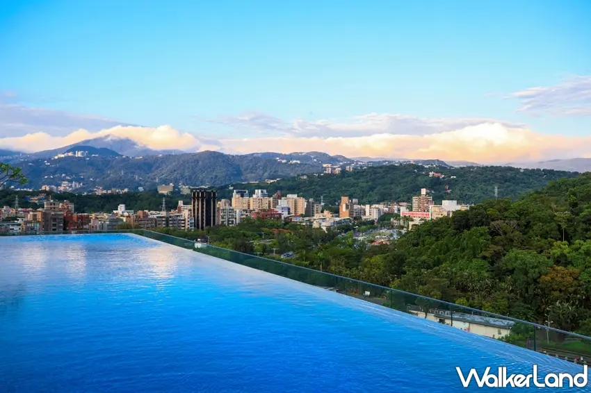 ▲從台北士林萬麗酒店頂樓無邊際泳池眺望,可飽覽士林官邸周邊的山城美景與迷人城市天際線。圖/台北士林萬麗酒店提供;窩客島整理