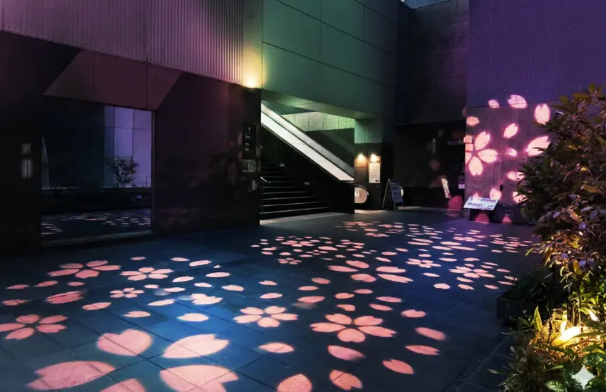 ▲參觀者能在櫻花色燈光點綴的JR京都車站大樓東區漫步,欣賞華道家元池坊的大型花藝作品與光影演出。