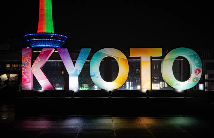 ▲京都車站大樓烏丸小路廣場的KYOTO紀念碑附近延伸至7樓東廣場,在櫻花圖案燈光引導下巡遊的回遊式活動。