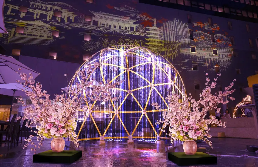 ▲白天能悠閒欣賞花卉細膩之美與造型藝術,夜晚搭配NAKED的光影演出,呈現夢幻景致。