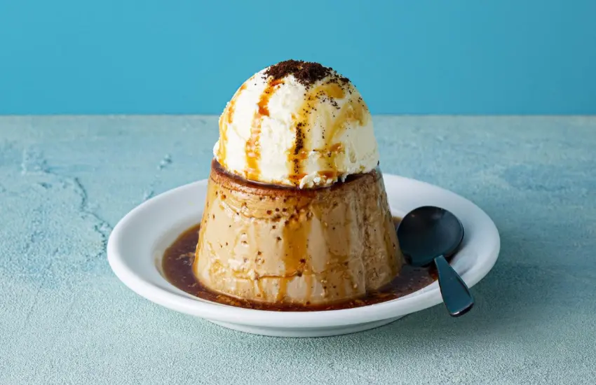 ▲封存微苦咖啡香氣的布丁搭配焦糖，上層點綴奶香十足的香草冰淇淋與研磨咖啡豆。