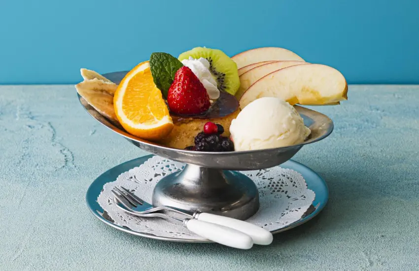 ▲溫和甜味的自製布丁旁擺放香草冰淇淋與多種水果。