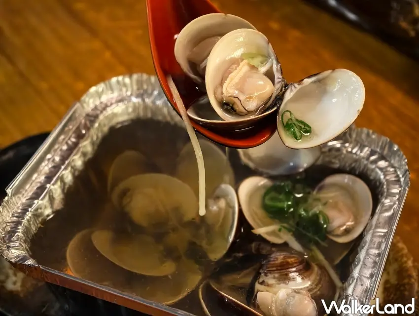 ▲「清酒蛤蜊錫箔燒」為「隱居いざかや 台中店」代表性料理之一。（攝影：楊婷雅）