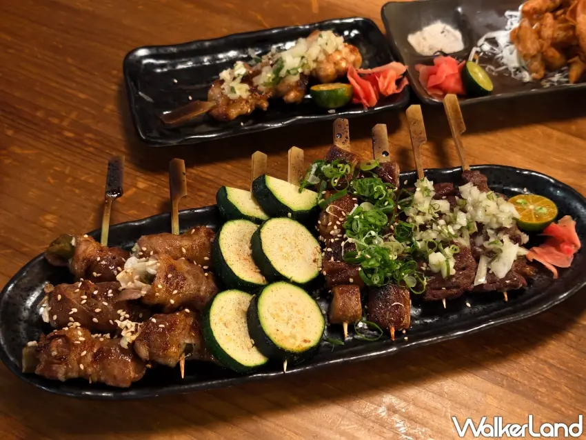 ▲串燒為「隱居いざかや」重頭戲，包括剝皮辣椒牛五花串、明太子雞腿肉串、香蔥肥腸串、鹽蔥牛肋條串等都相當受歡迎。（攝影：楊婷雅）