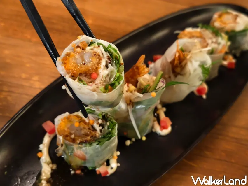 ▲「創意炸蝦生春捲」展現跨文化融合特色，口感清爽且層次分明。（攝影：楊婷雅）