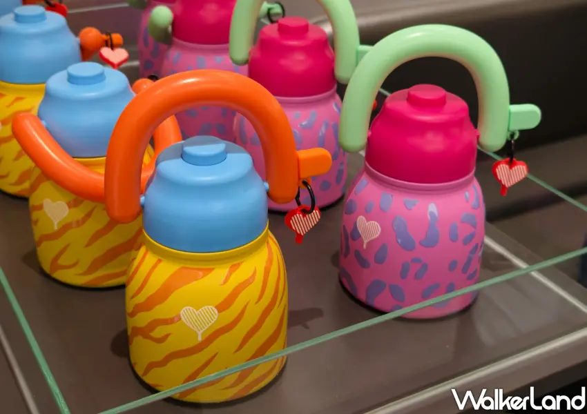 ▲店內同步販售多款鮮豔吸睛的周邊商品,可愛的隨行杯設計搭配品牌愛心圖示,展現時髦的咖啡生活風格。(攝影:鄭雅之)