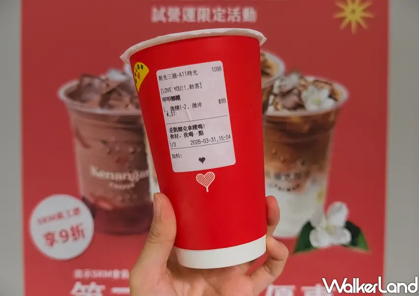 ▲招牌推薦的叩叩娜系列飲品,每一杯飲品都有讓人會心一笑的句子。(攝影:鄭雅之)