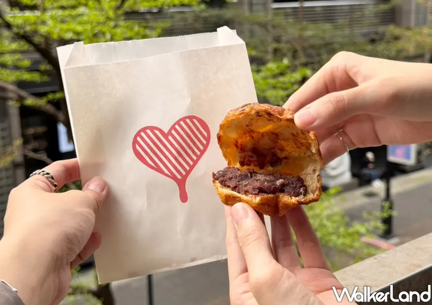 ▲鬆餅夾入飽滿紅豆內餡,鹹甜交織的口感滿足味蕾,成為信義區咖啡廳推薦的熱門輕食點心。(攝影:鄭雅之)