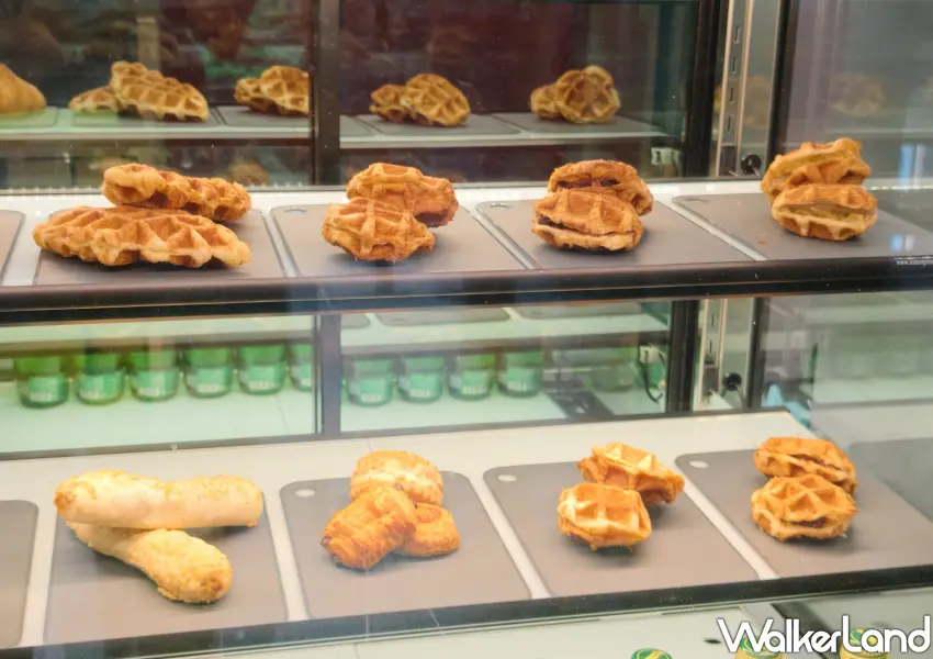 ▲凱娜克咖啡櫃內陳列多款現烤輕食,包含鹹甜口味的夾餡鬆餅與牛肉捲,是信義區下午茶外帶的美味首選。(攝影:鄭雅之)