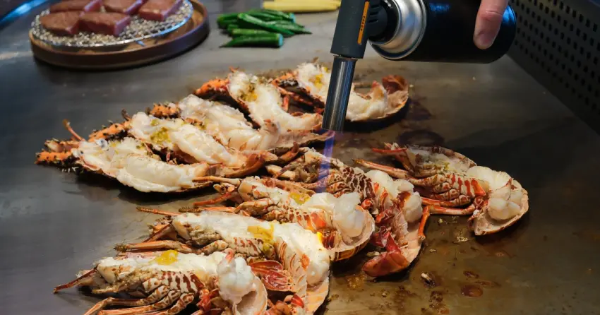 旨醞信義區高空鐵板燒！饗賓鐵板燒旨醞 進駐微風信義，1980元起海陸10品套餐約會必吃。