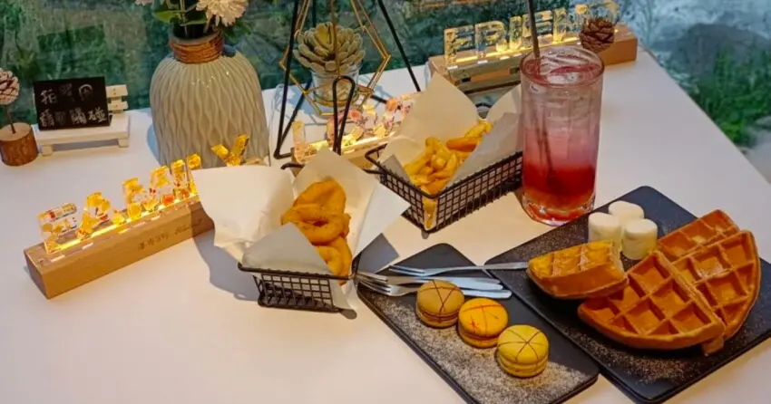 ▲「瀑布3號」的餐點絲毫不馬虎，甜點、炸物精緻美味，坐在大片玻璃窗前欣賞瀑布景色，格外愜意放鬆。