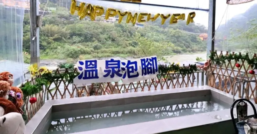 ▲說到「翡翠谷」的一大特色，不得不提到超級佛心的免費足湯，邊泡腳邊欣賞河岸風光，相當舒心。