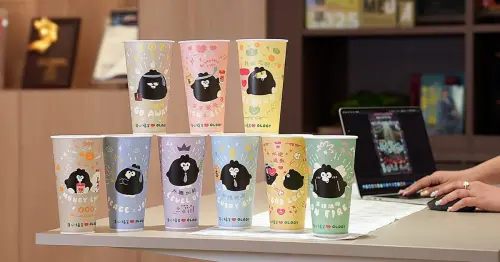 清心福全聯名奧樂雞！厭世社畜主題杯，清心福全新品相思紅豆鮮奶茶開喝。