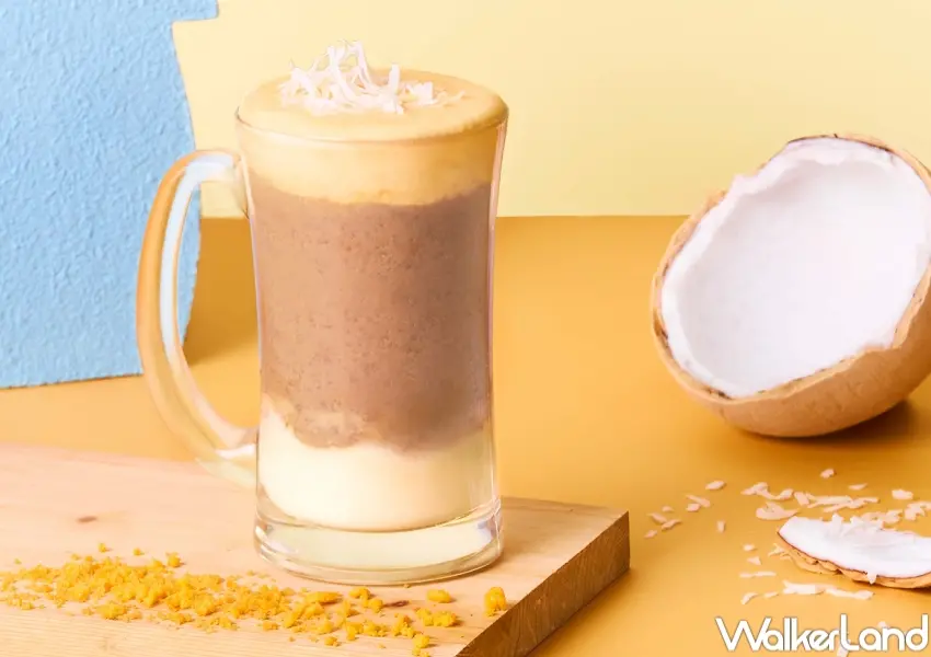 ▲饗泰多聯名甜點雪藏金沙泰奶糬糬,以泰奶冰沙結合鹹蛋黃奶蓋與麻糬,呈現多層次口感。