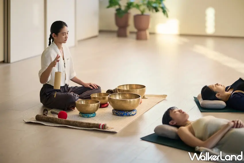 ▲晨間呼吸與伸展練習，在靜默的氛圍中重新建立與身體與感官的連結。 圖／嵨開安旅提供；窩客島整理