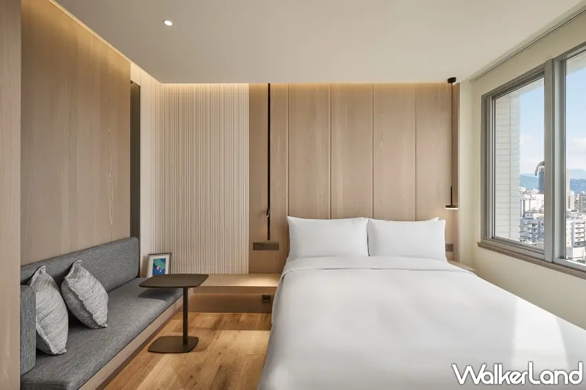 ▲客房空間，以溫潤木質與自然採光營造靜謐。 圖／嵨開安旅提供；窩客島整理