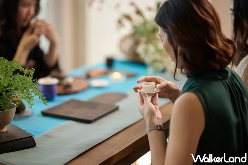 ▲體驗木守茶席，以台灣烏龍茶延續感官覺察。 圖／嵨開安旅提供；窩客島整理
