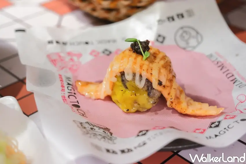 ▲点爭鮮MAGiC TOUCH推出火炙松露鮭燒賣，融合點點心港式燒賣技法與日式炙燒風味。（攝影：張人尹）