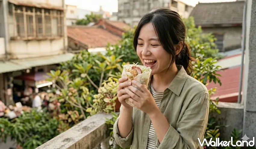 ▲笑容燦爛的少女在老街建築前大口品嚐現捲潤餅，這捲象徵春天生機的在地小吃，讓現代人也能從一口咬下中感受土地的記憶。 / 圖：AI生成、窩客島整理