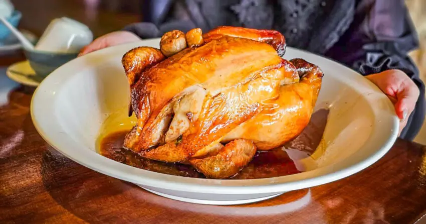 ▲「月廬食堂」招牌必吃梅子雞，肉質鮮嫩多汁，淡淡梅香讓人食指大動，建議至少提前一個月訂位才吃得到。