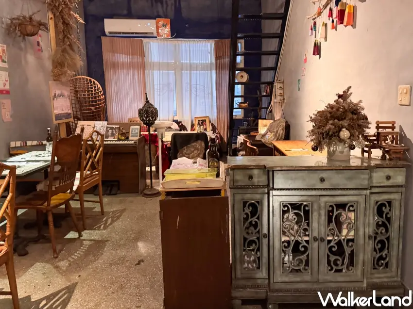 ▲龜尾家 韓式家庭料理 Gumi's kitchen打造兩層樓老宅空間,暖色燈光搭配復古家具,營造像在家吃飯的放鬆氛圍。(攝影:張人尹)