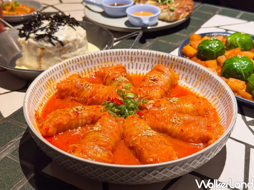 ▲龜尾家「泡菜捲捲豬五花」把條狀豬五花以泡菜捲起,酸辣風味明顯。(攝影:張人尹)