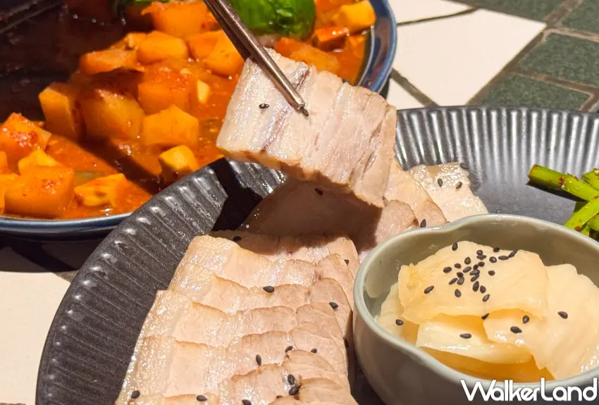 ▲龜尾家 韓式家庭料理提供白切豬五花與泡菜豆腐鍋等經典料理,滿足粉絲對韓式風味的期待。(攝影:張人尹)