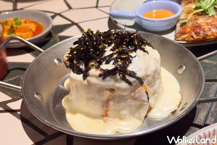 ▲龜尾家 韓式家庭料理泡菜起司炒飯鋪上厚層起司呈現瀑布效果,泡菜捲捲豬五花酸辣風味吸睛又開胃。(攝影:張人尹)