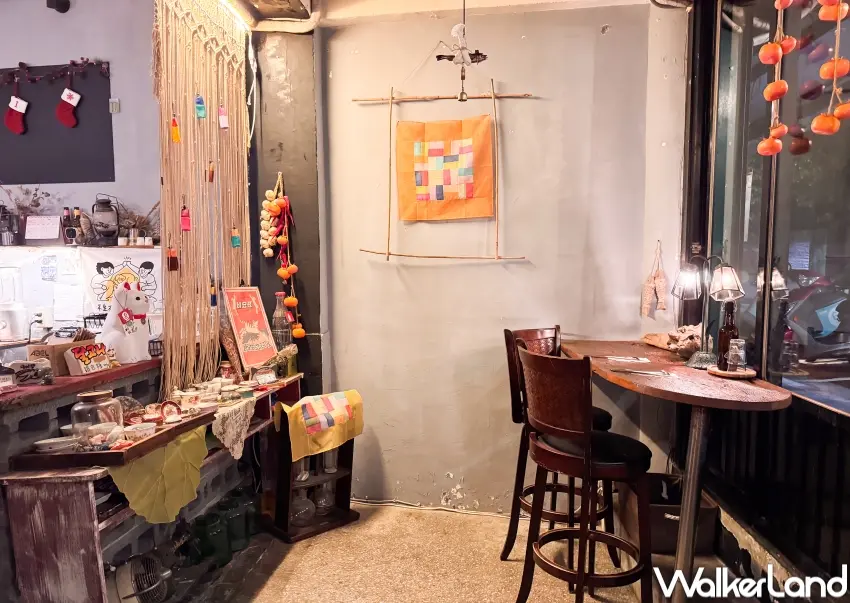 ▲龜尾家 韓式家庭料理 Gumi's kitchen打造兩層樓老宅空間,暖色燈光搭配復古家具,營造像在家吃飯的放鬆氛圍。(攝影:張人尹)